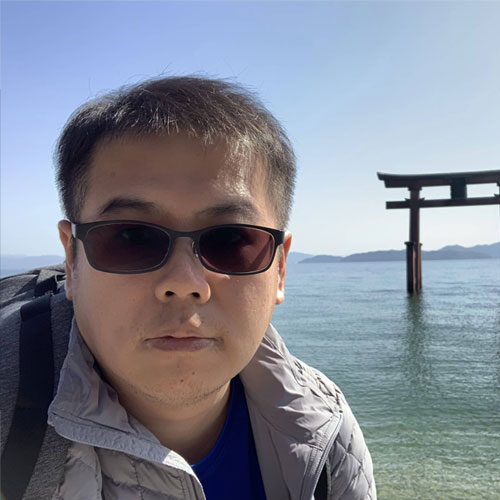 陳宗廷在海邊鳥居前的個人照片